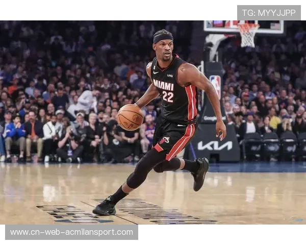 巴特勒强攻突分外线队友命中，热火全队轻松配合